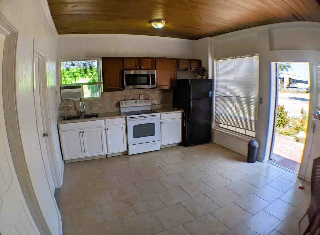 VENICE HOMESITE CO - Residential Lease