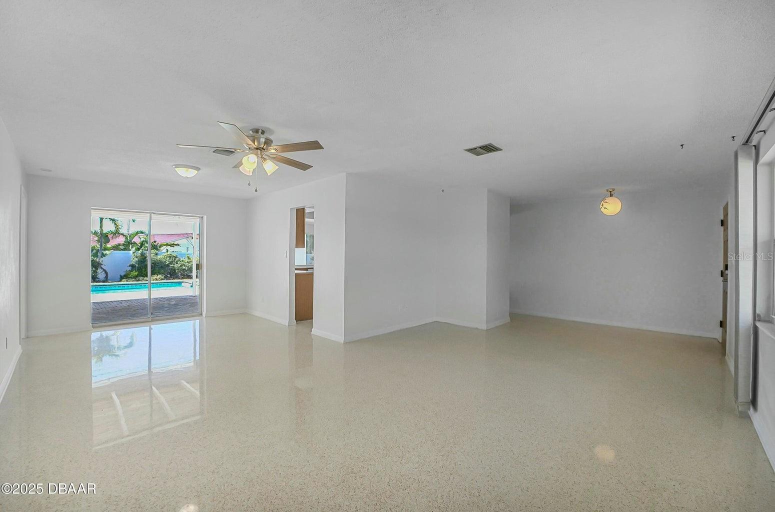 610 N ROBIN WAY