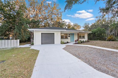 A home in WINTER HAVEN