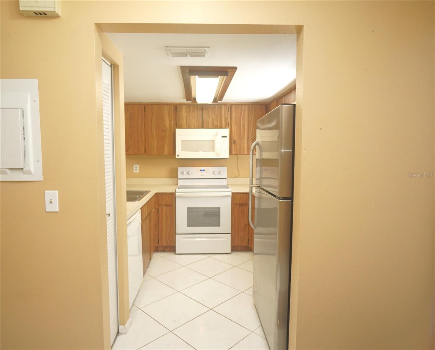 CARROLLWOOD OAKS - Residential Lease