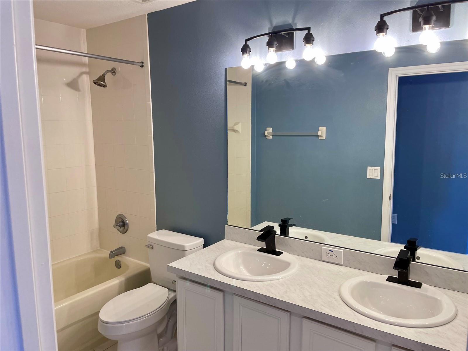 CALABAY PARC AT TOWER LAKE - Residential