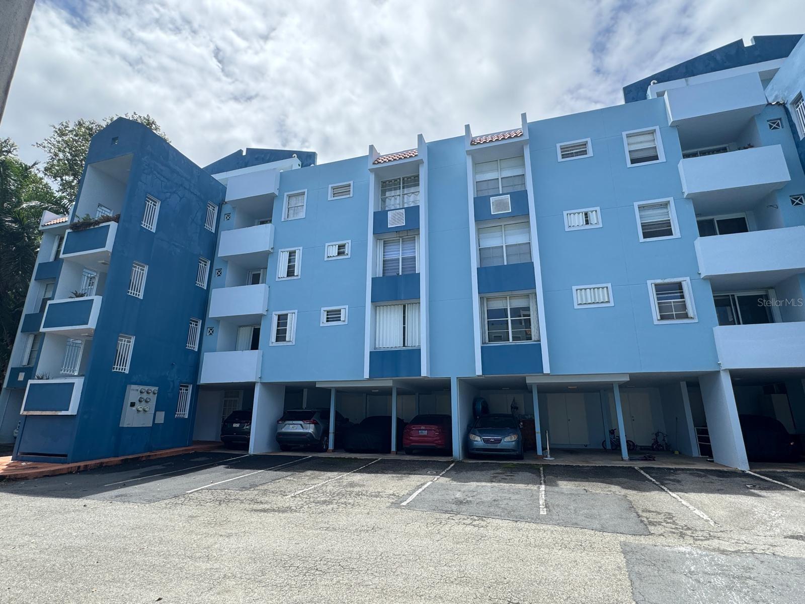 Beautiful and cozy PH apartment. The unit is partially equipped in a quiet and accessible community, with 3 swimming pools, basketball courts, gazebos, and much more. The complex has access control and 24-hour security. With a privileged location just steps from Montesol Shopping Center with a supermarket, restaurants, gym, laboratory, post office, and more. Just minutes from highway 53 and close to Marina Puerto del Rey, schools, hospitals, and main avenues. The perfect place to live, quiet and safe!
? Apartment:
o 3 bedrooms
o 2 bathrooms
o Comfortable living and dining room
o Kitchen and laundry room
o 2 terraces
o Covered parking
? Maintenance included in rent.
Ready to move in! Don't miss out on this excellent opportunity.