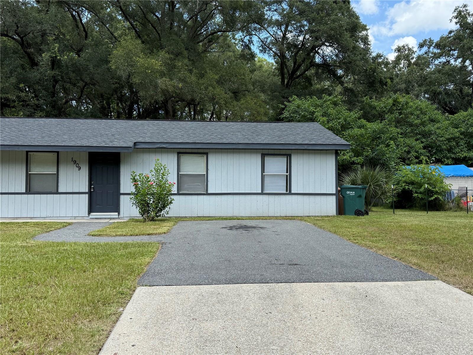 **Desirable 3/1 Duplex***
To schedule a Showing or Submit an Application please visit: https://www.rpmdiversified./houses-rent
Welcome to the desirable 3/1 duplex located in Ocala, FL. This charming home features three bedrooms, perfect for those looking for a cozy living space. The tile flooring throughout adds a touch of elegance, while the washer and dryer provide convenience for everyday living. Situated close to restaurants and shopping, residents can enjoy easy access to a variety of dining and retail options. Don't miss out on the opportunity to call this lovely duplex your new home. Contact us today to schedule a tour!
All RPM Diversified residents are enrolled in the Resident Benefits Package (RBP) for $39.95/month which includes renters insurance, credit building to help boost your credit score with timely rent payments, $1M Identity Protection, HVAC air filter delivery (for applicable properties), move-in concierge service making utility connection and home service setup a breeze during your move-in, our best-in-class resident rewards program, and much more! More details upon application.
Non-Smoking Home. Renter's Insurance is required!
First and Security required to Move-In.
Our property offers deposit-free leasing using Obligo billing authorization technology (for qualified renters).
Available with no security deposit with Obligo!
There are restrictions on pets, if pets are allowed, there will be additional fees required.
By applying to lease with Real Property Management Diversified you will have to create either a pet/animal profile or a no-pet profile using our firm’s third-party screening service. Click here https://rpmdiversified.petscreening./ to start.
Please Note: We do not advertise on Craigslist. if you see this house advertised on Craigslist. it is a scam.