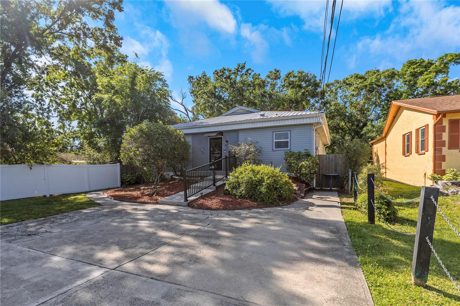 403 SAINT PETERSBURG DRIVE W