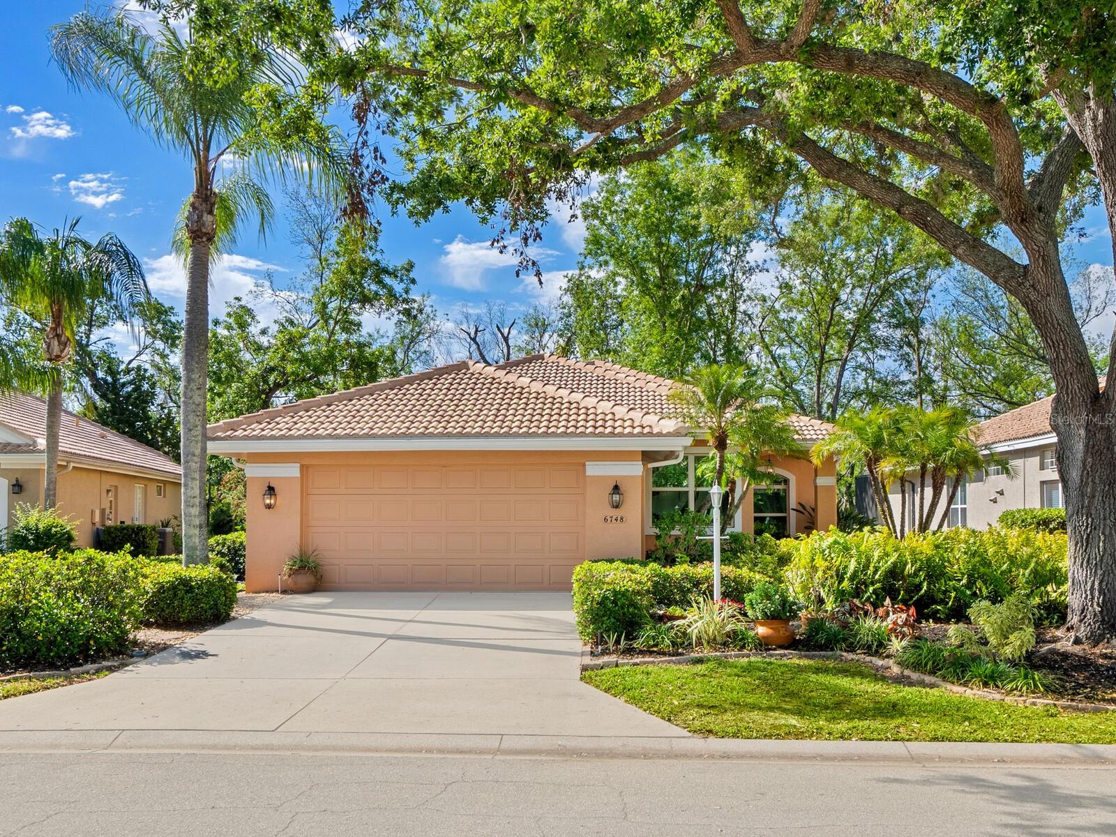 6748 HICKORY HAMMOCK CIRCLE