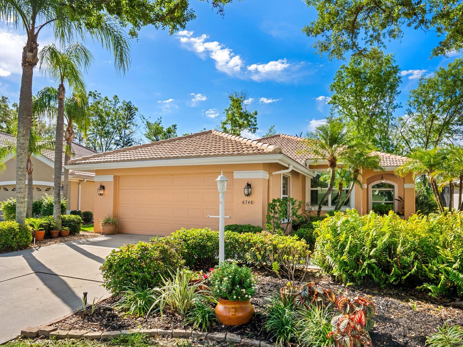 6748 HICKORY HAMMOCK CIRCLE