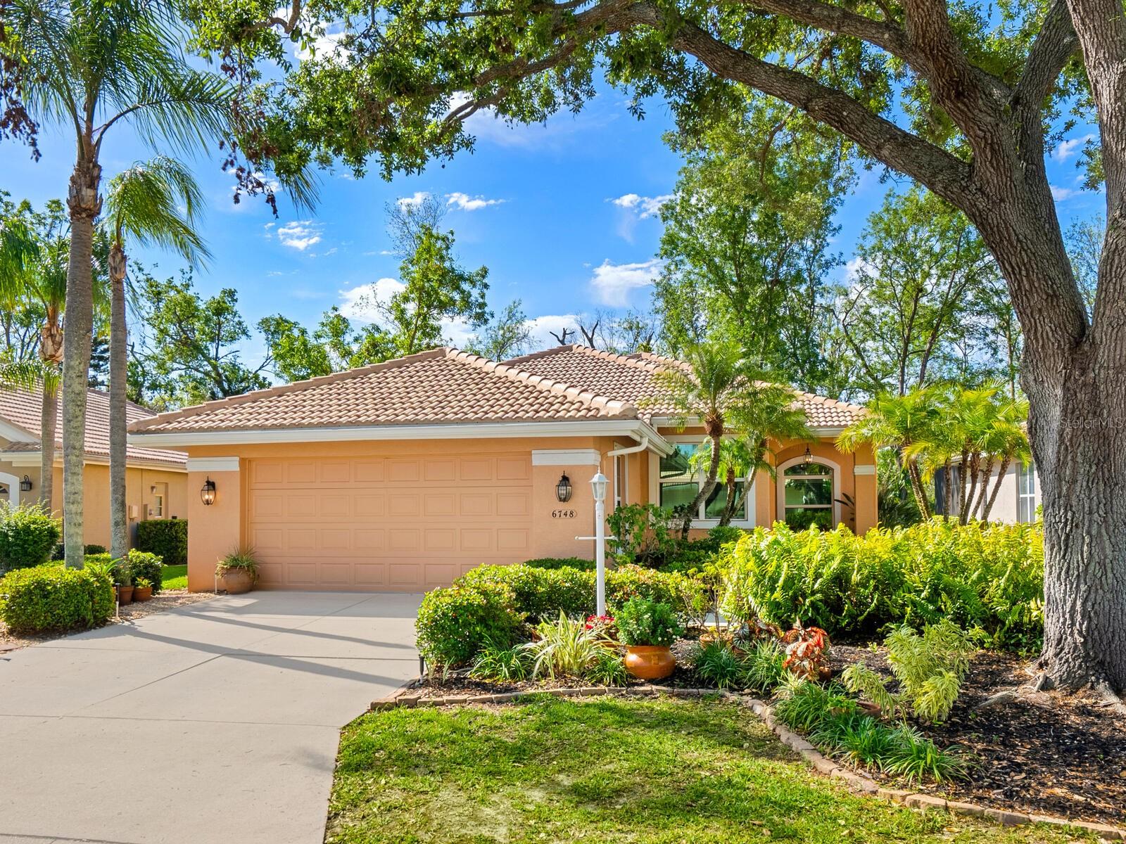 6748 HICKORY HAMMOCK CIRCLE