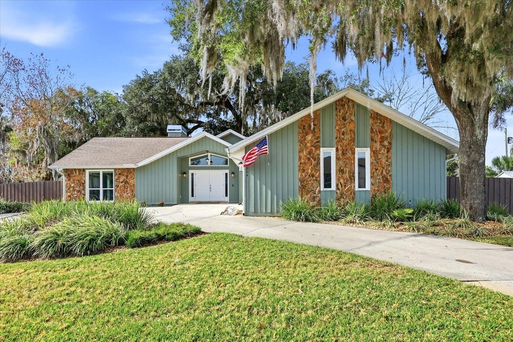 Photo of 204 SE 2nd Avenue, Crystal River, FL 34429 (MLS # TB8471351)