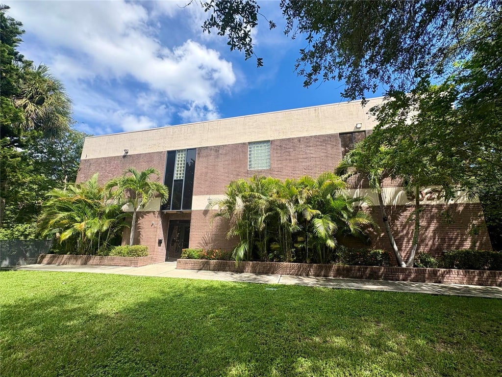 Photo of 5027 W Laurel Street #4, Tampa, FL 33607 (MLS # TB8548039)
