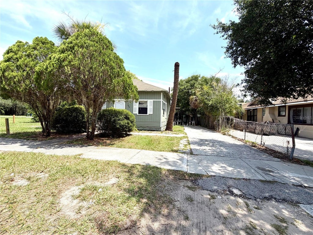 Photo of 209 Avenue C NE, Winter Haven, FL 33881 (MLS # O6433531)