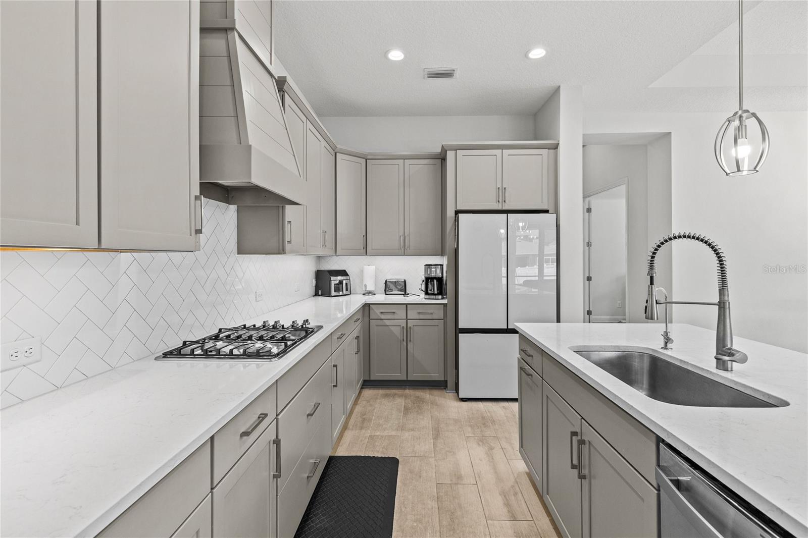 COURTNEY OAKS & COURTNEY CHASE - Residential
