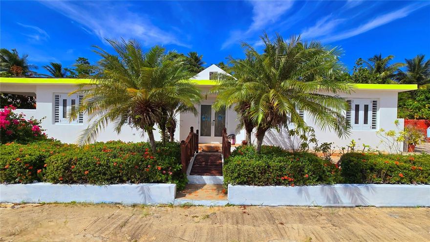 House for sale – Alturas de Cerro Gordo I and II, Vega Alta Live where others vacation! Just 5 minutes from Cerro Gordo Beach Spacious, fresh property surrounded by nature — ideal for living or investing. Main features: 4 bedrooms | 4.5 bathrooms 2 living rooms, entrance hall and natural lighting Solar system with Tesla battery (14 panels + battery / Leasing $ 169 monthly) - 3 a/c and solar heater 900 m² land and 2,474 ft² construction Patio with fruit trees (banana, panas and jobos) Potential for two units with separate entrances Urbanization with controlled access Privileged location: Close to Cerro Gordo Beach, Dorado, hospitals, banks, movie theaters, restaurants and hotels.