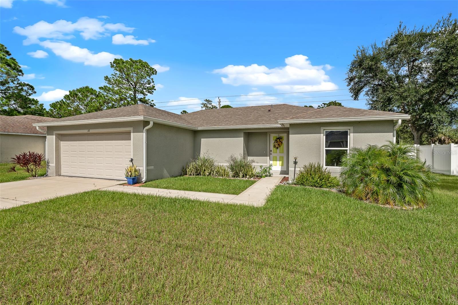 Welcome to this beautifully maintained 3-bedroom, 2-bathroom home located in the desirable Seminole Woods neighborhood. This home features an open floor plan with a split bedroom layout, offering both space and privacy for the whole family.
Enjoy a spacious living area that flows seamlessly into the kitchen and dining spaces—perfect for entertaining. The large, fenced-in backyard provides plenty of room for outdoor activities, pets, or even a future pool. Conveniently situated near stunning beaches, local restaurants, and shopping centers, this home offers both comfort and convenience. Don’t miss your opportunity to own a piece of paradise in a sought-after Palm Coast community!