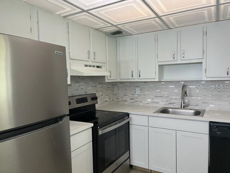 This updated, lovely 2-bedroom, 2-bath condo is in the highly sought-after Fox Chase Community. This First-
floor end unit features an open floor plan and natural light.

Amenities include a large in-ground pool, basketball courts, tennis courts, a clubhouse with gym equipment,
shuffleboard, a picnic area, and grills. The location is close to restaurants, shopping, parks, and beaches
(Clearwater Beach, Honeymoon Island, Fred Howard Park, Tarpon Springs Sponge Dock, and downtown
Dunedin.