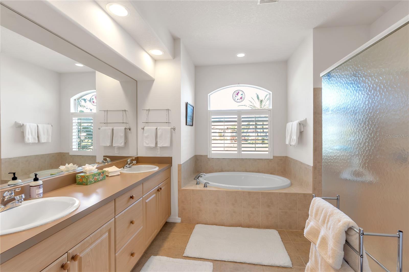 THREE OAKS - Residential