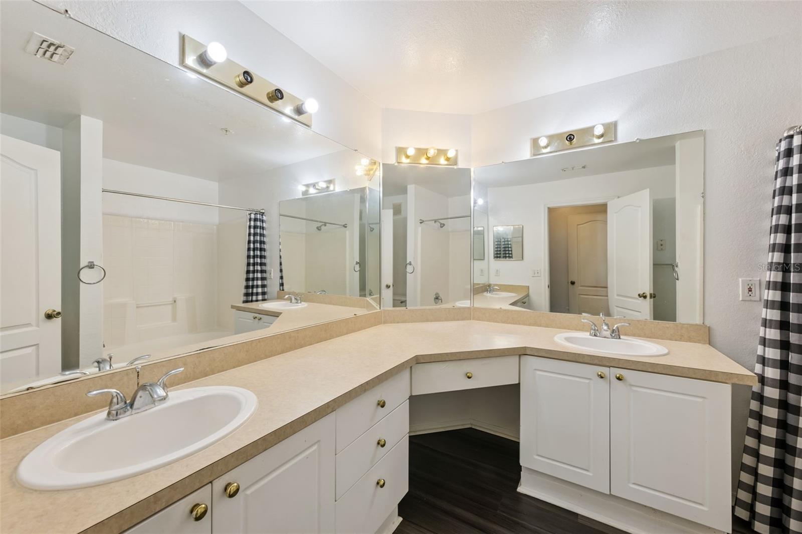 GRAND RESERVE/KIRKMAN PARKE CO - Residential