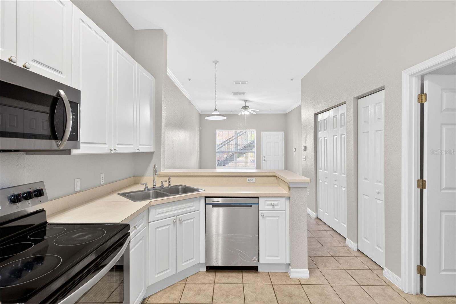 HUNTERS POINTE AT HUNTERS RESERVE A CONDO - Residential