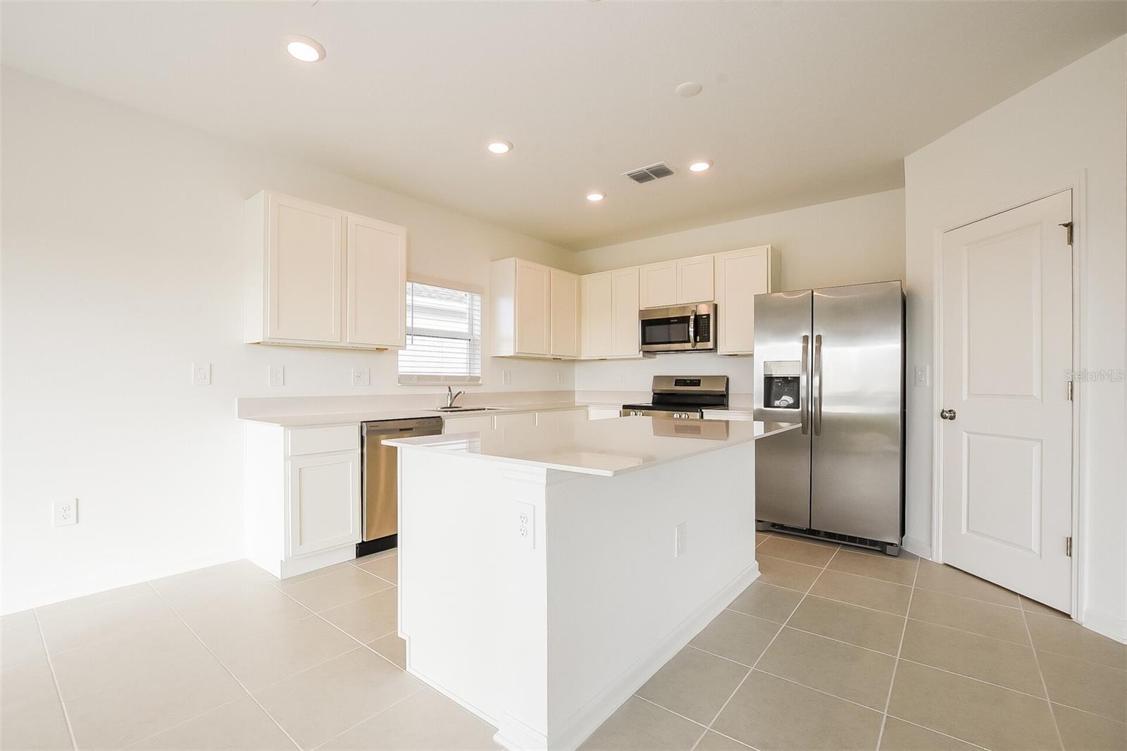 HIDDEN RIDGE AT ESTATES - Residential Lease