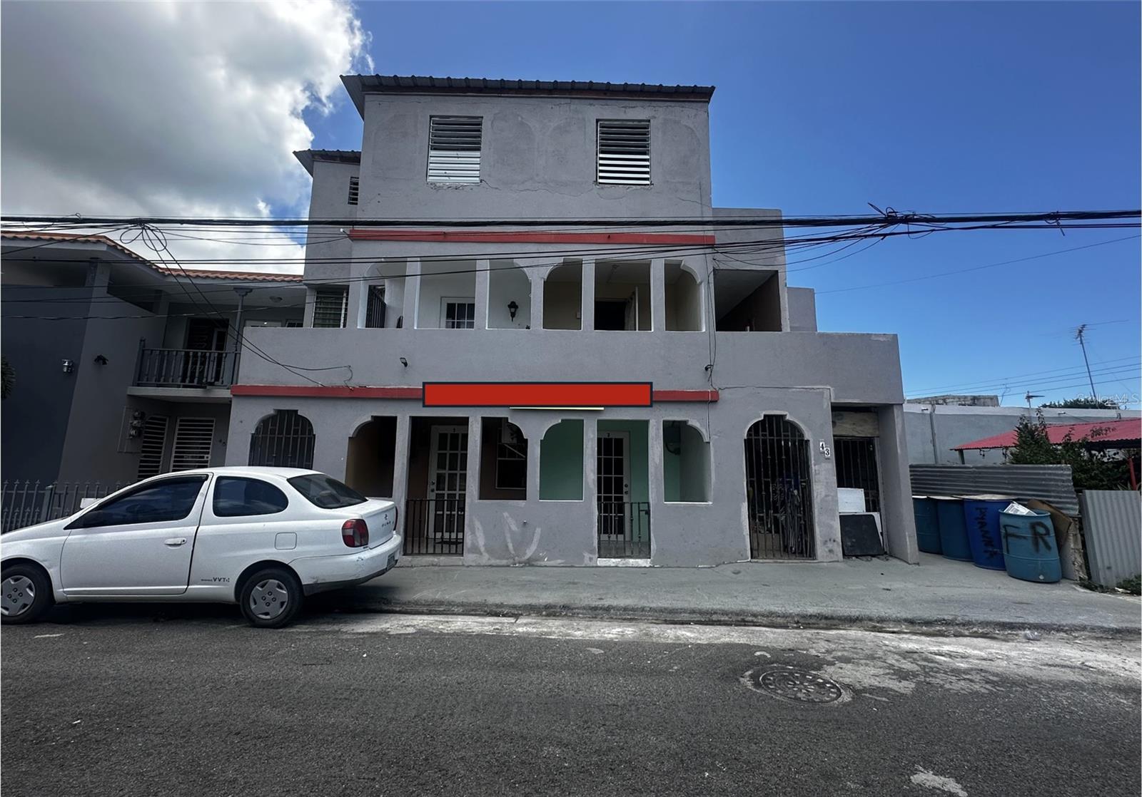 Located just steps from the Arroyo Boardwalk and the new tourist hotel currently under development, this property represents an excellent investment opportunity in an area with high appreciation potential. Its strategic location also offers proximity to Las Palmas Beach, schools, supermarkets, restaurants, and quick access to PR-3, providing easy connectivity to the municipalities of Guayama and Patillas. The property includes a total of eight residential units: three units with two bedrooms and one bathroom, and five units with one bedroom and one bathroom. All units are currently rented, ensuring monthly income from day one. This is an ideal investment for buyers seeking a self-sustaining property with high occupancy in an area experiencing both economic and tourism development. This is a secure investment with immediate return, right in the heart of a region with strong growth potential. For more information or to schedule a visit, don't hesitate to get in touch. Don't miss this unique opportunity.