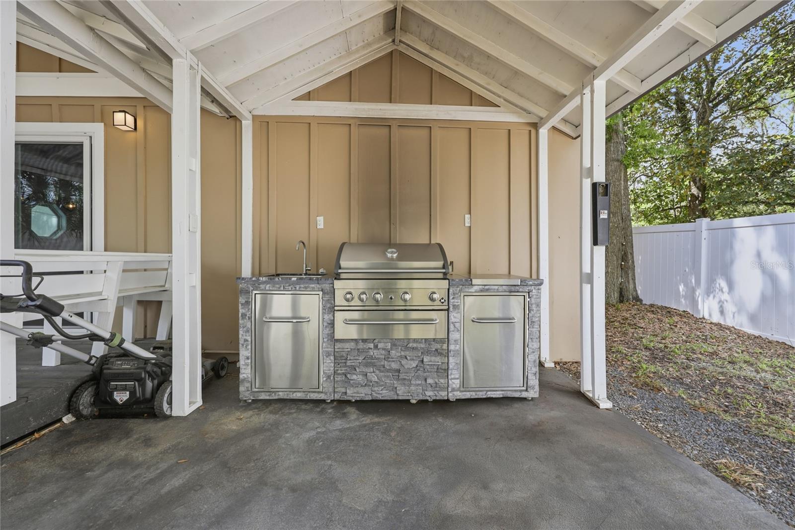 DOIG & ROBERTSONS ADDN-BLK 3,R.1 - Residential