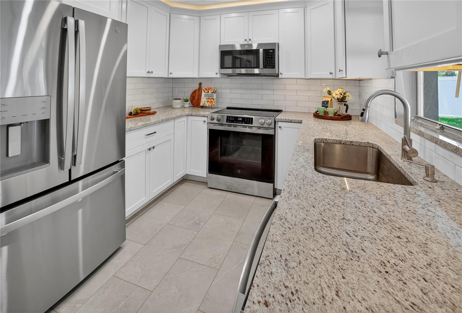 BONNIE BAY UNIT THREE PH ONE - Residential