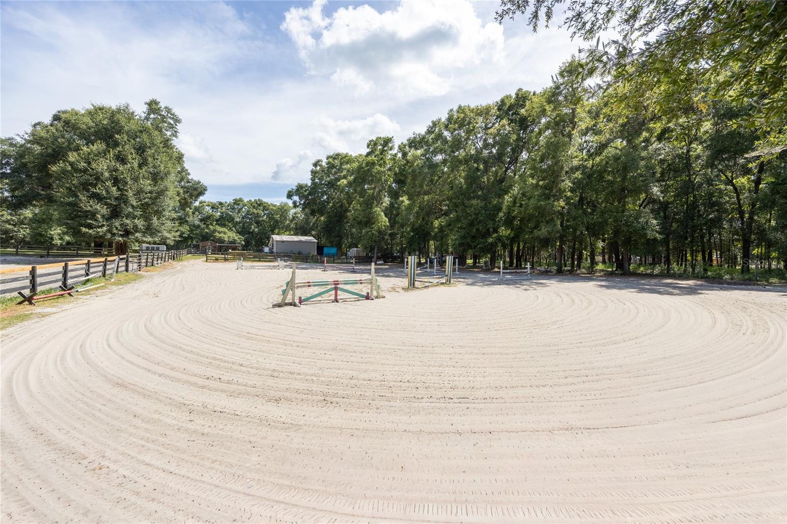 UNIVERSITY COUNTRY ESTS - Land