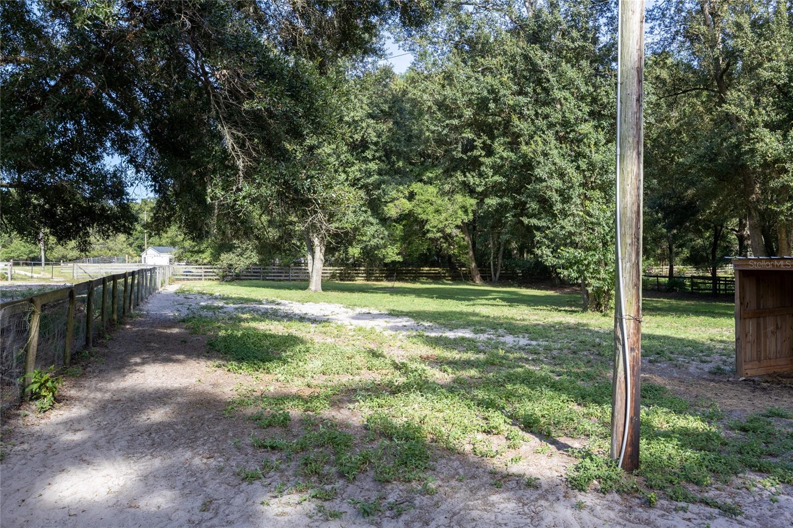 UNIVERSITY COUNTRY ESTS - Land