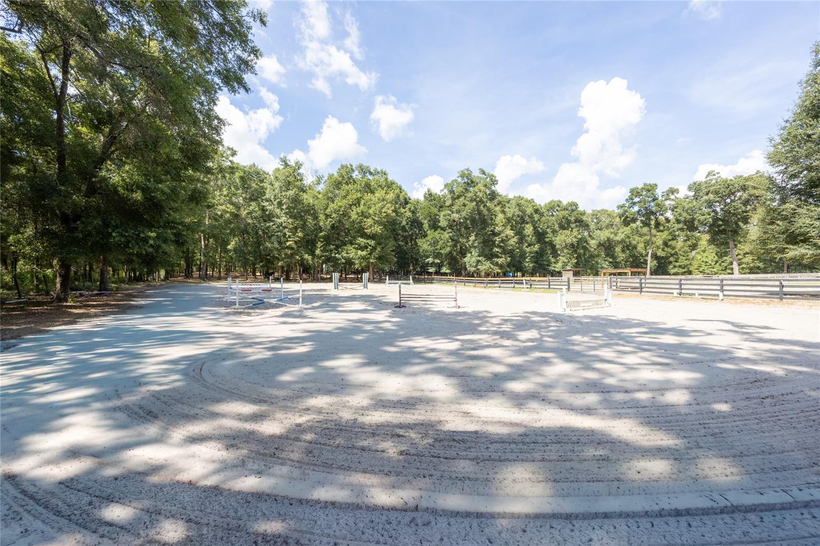 UNIVERSITY COUNTRY ESTS - Land