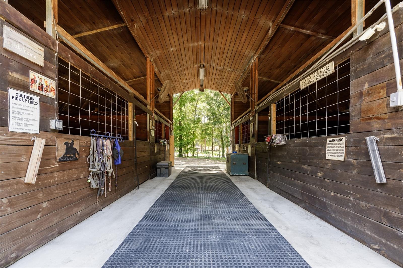 UNIVERSITY COUNTRY ESTS - Land