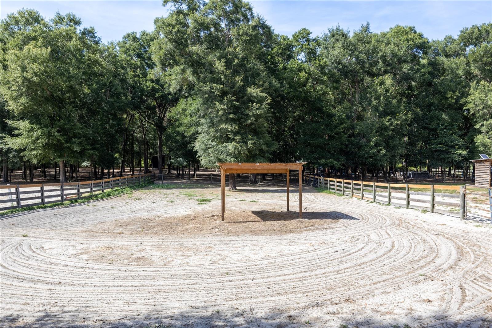 UNIVERSITY COUNTRY ESTS - Land