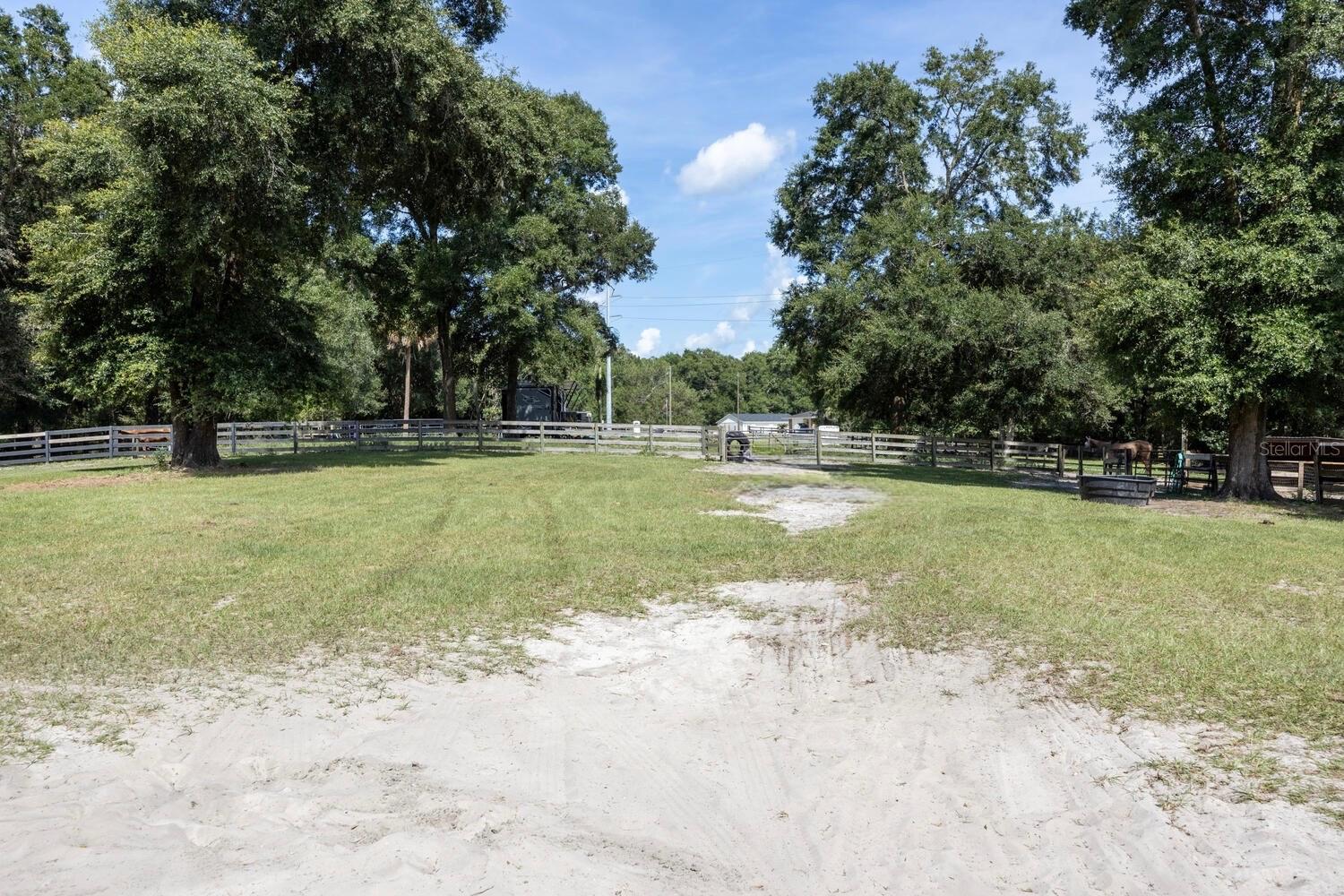 UNIVERSITY COUNTRY ESTS - Land