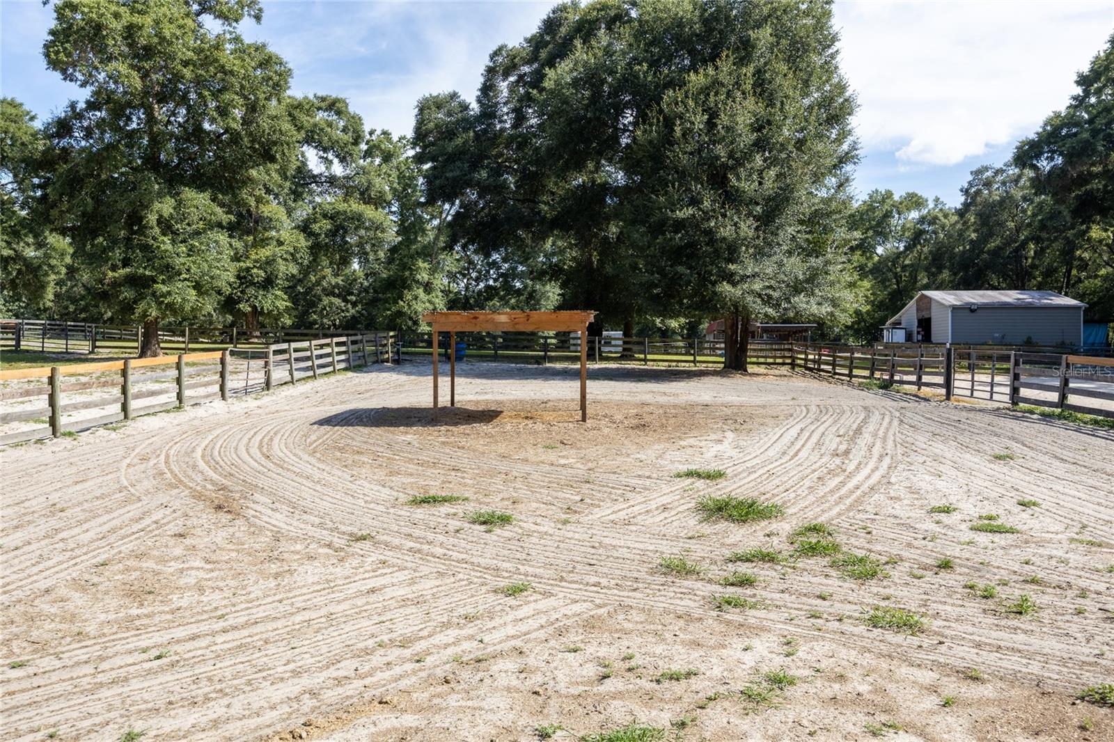 UNIVERSITY COUNTRY ESTS - Land