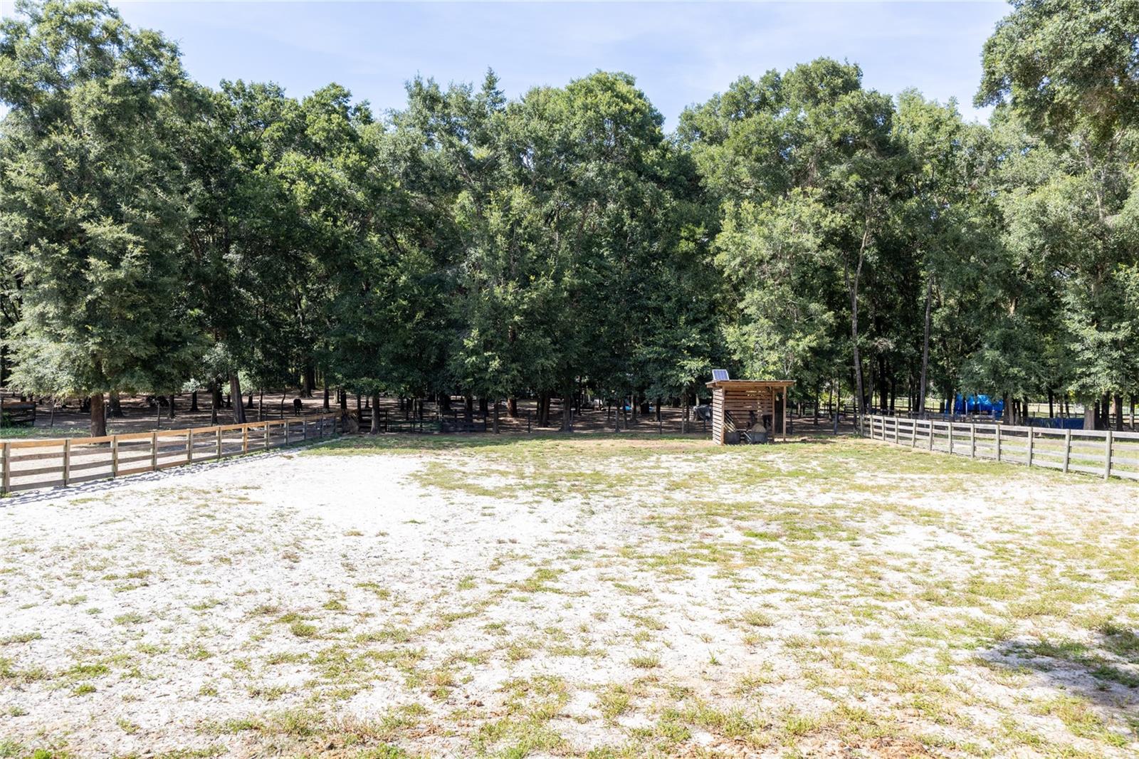 UNIVERSITY COUNTRY ESTS - Land