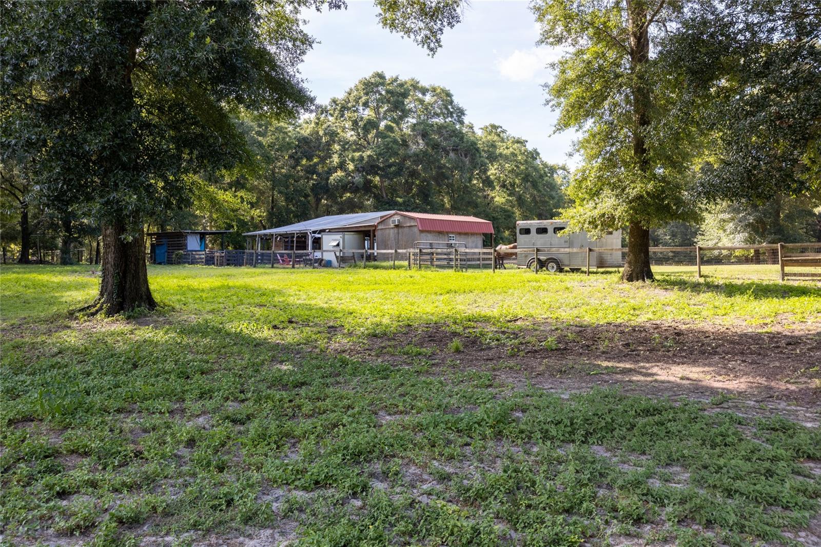 UNIVERSITY COUNTRY ESTS - Land