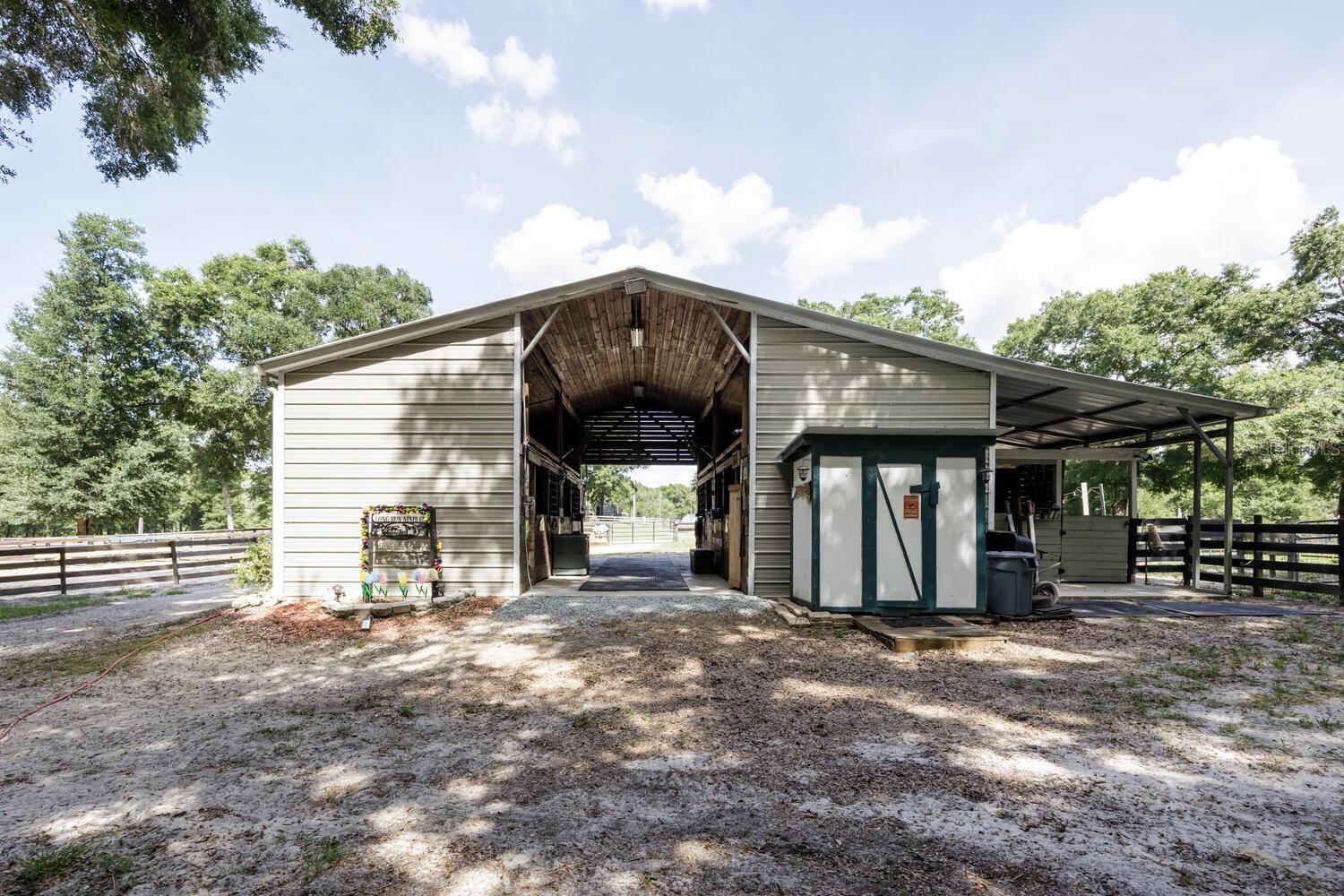 UNIVERSITY COUNTRY ESTS - Land