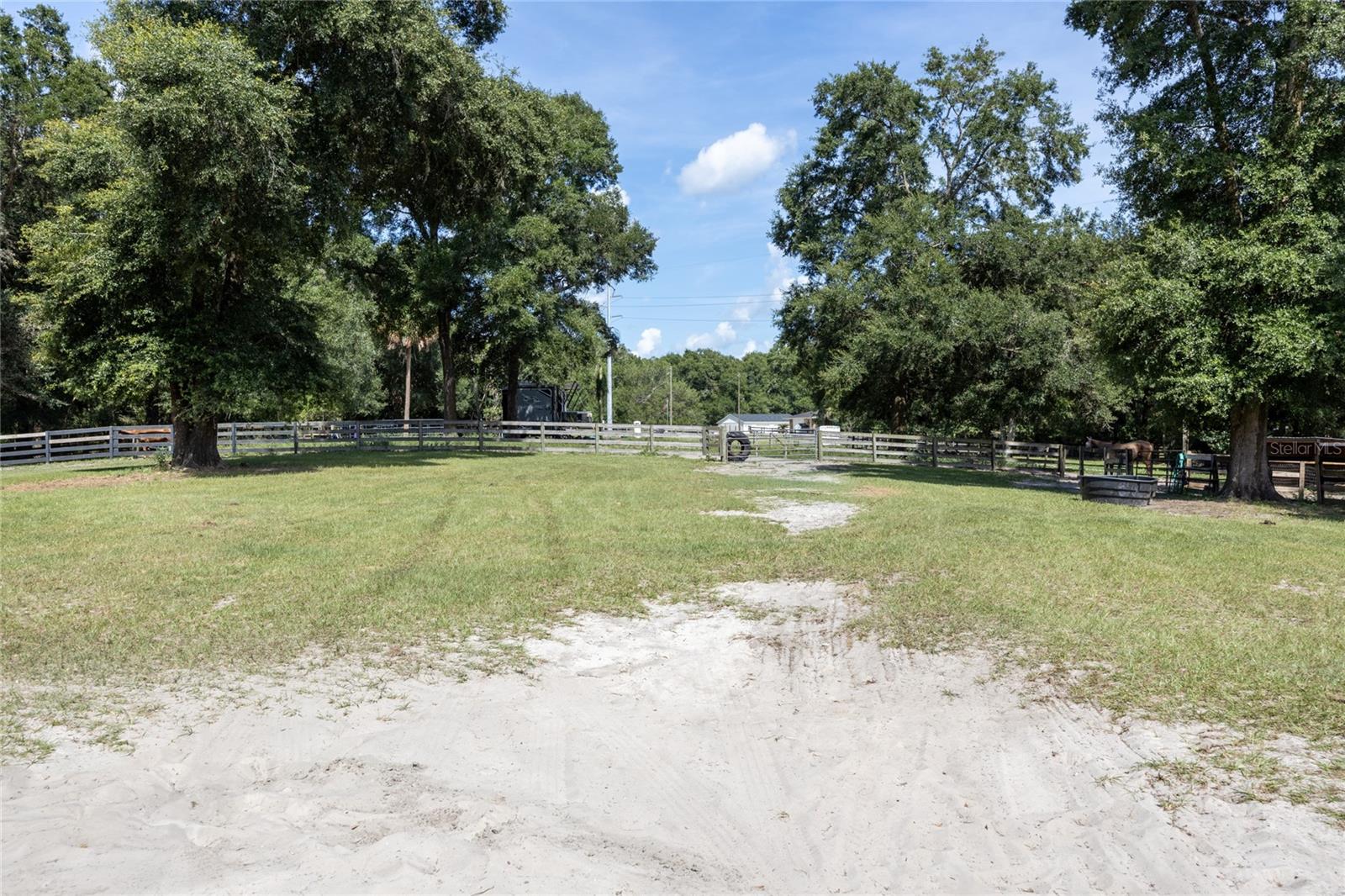 UNIVERSITY COUNTRY ESTS - Land