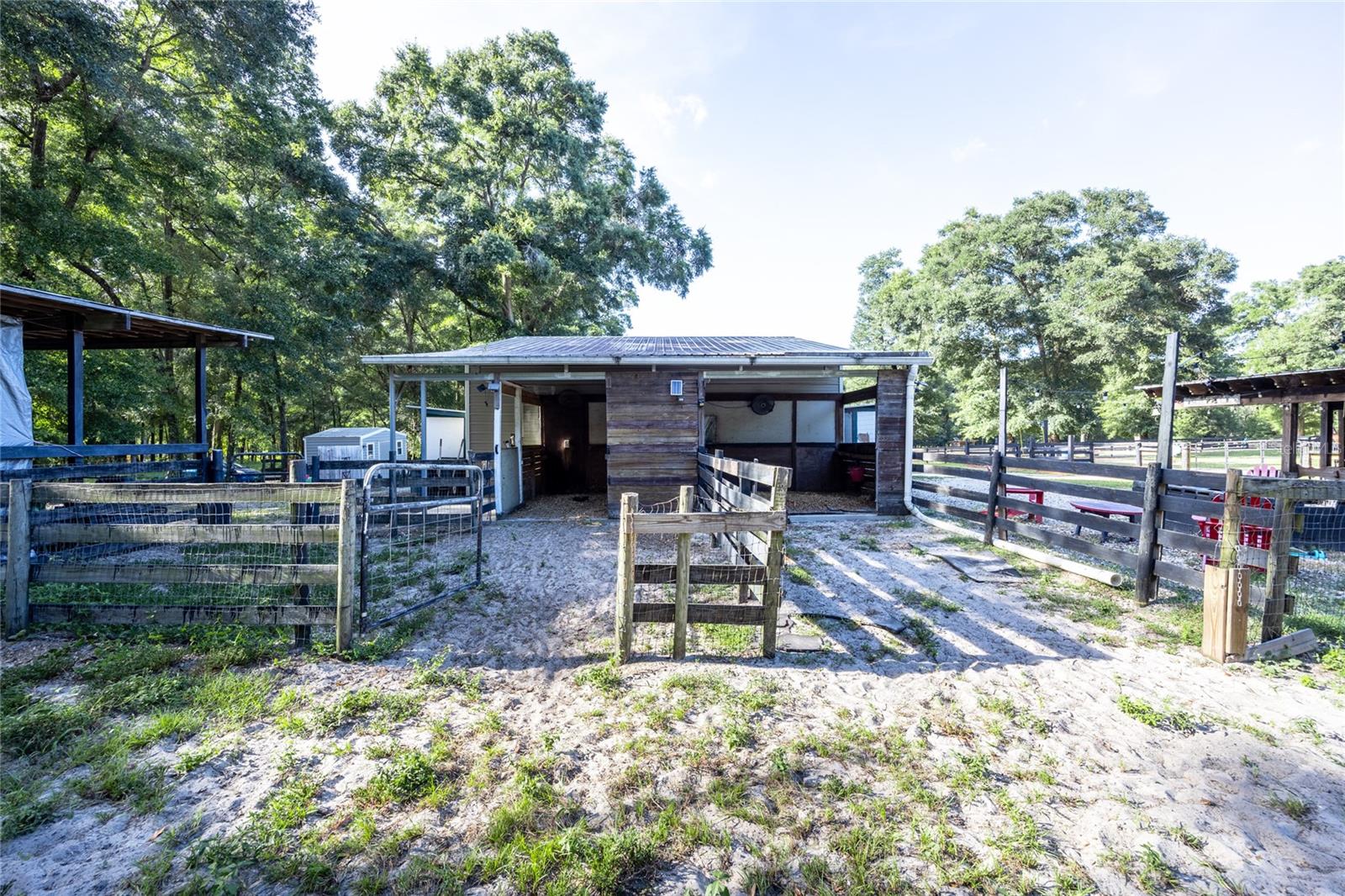 UNIVERSITY COUNTRY ESTS - Land