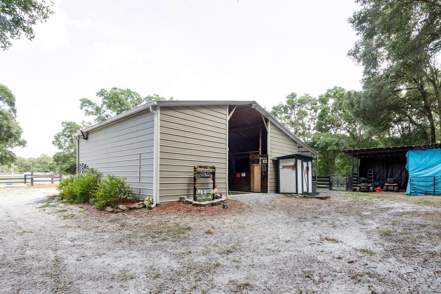 UNIVERSITY COUNTRY ESTS - Land