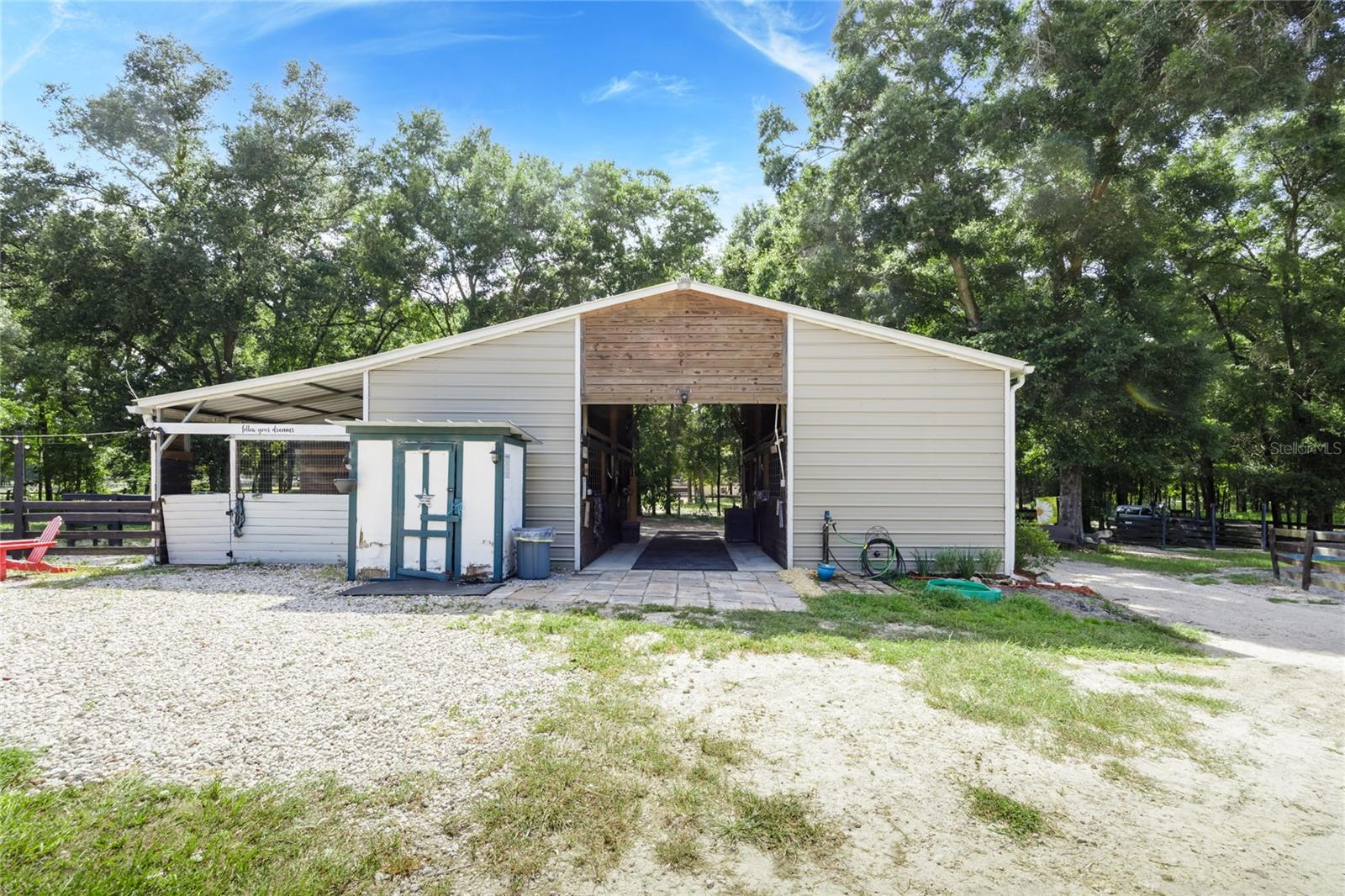 UNIVERSITY COUNTRY ESTS - Land