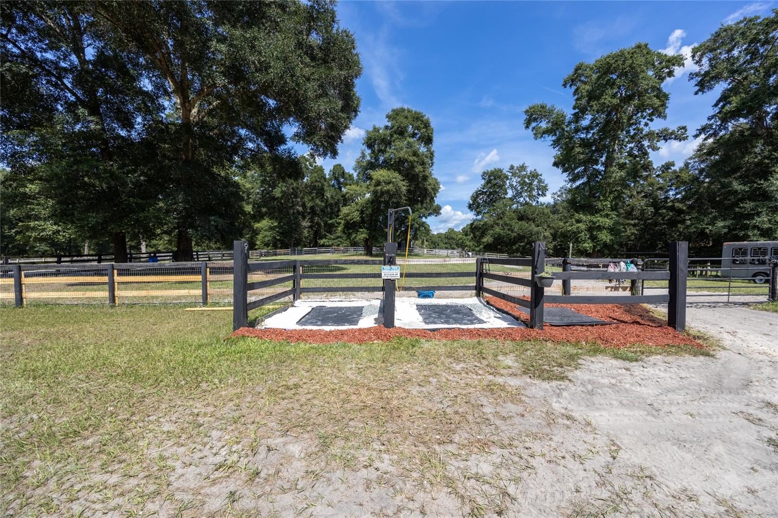 UNIVERSITY COUNTRY ESTS - Land