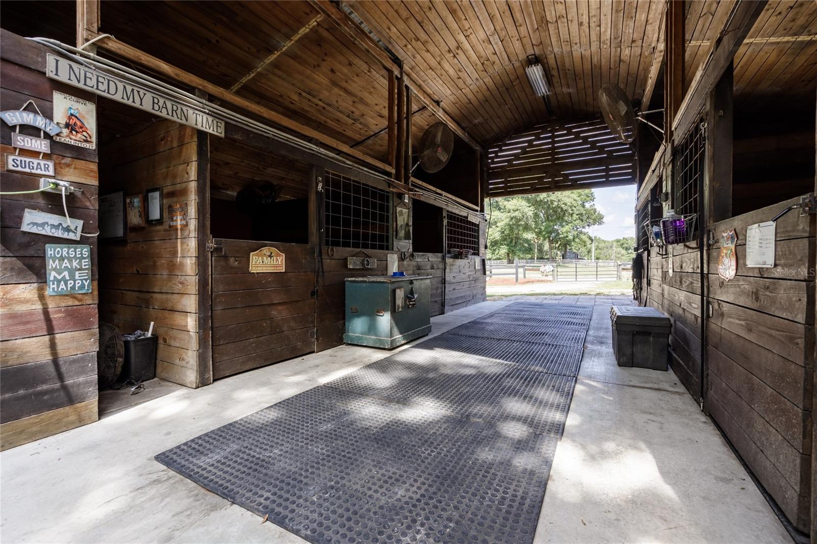 UNIVERSITY COUNTRY ESTS - Land