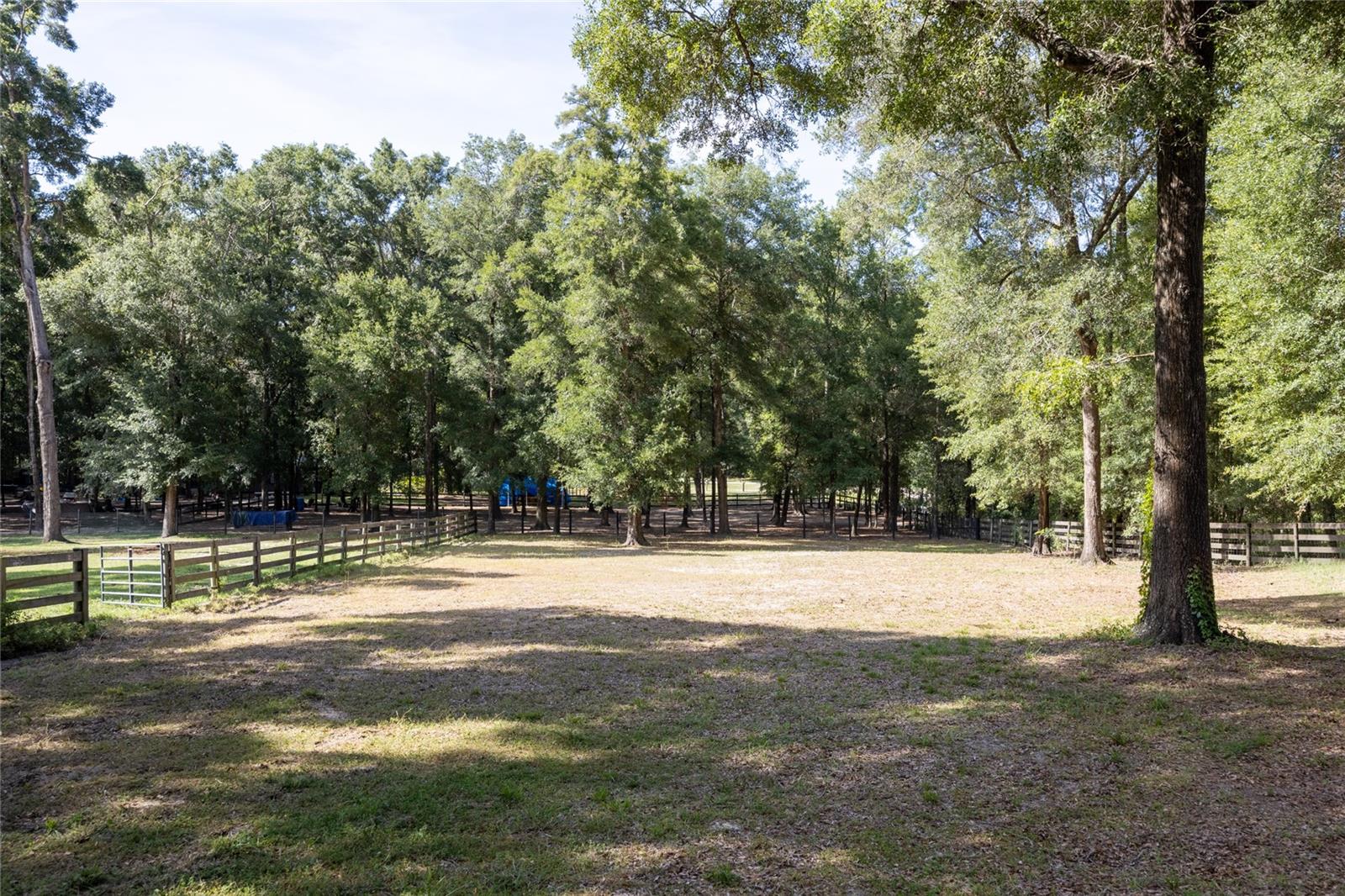 UNIVERSITY COUNTRY ESTS - Land