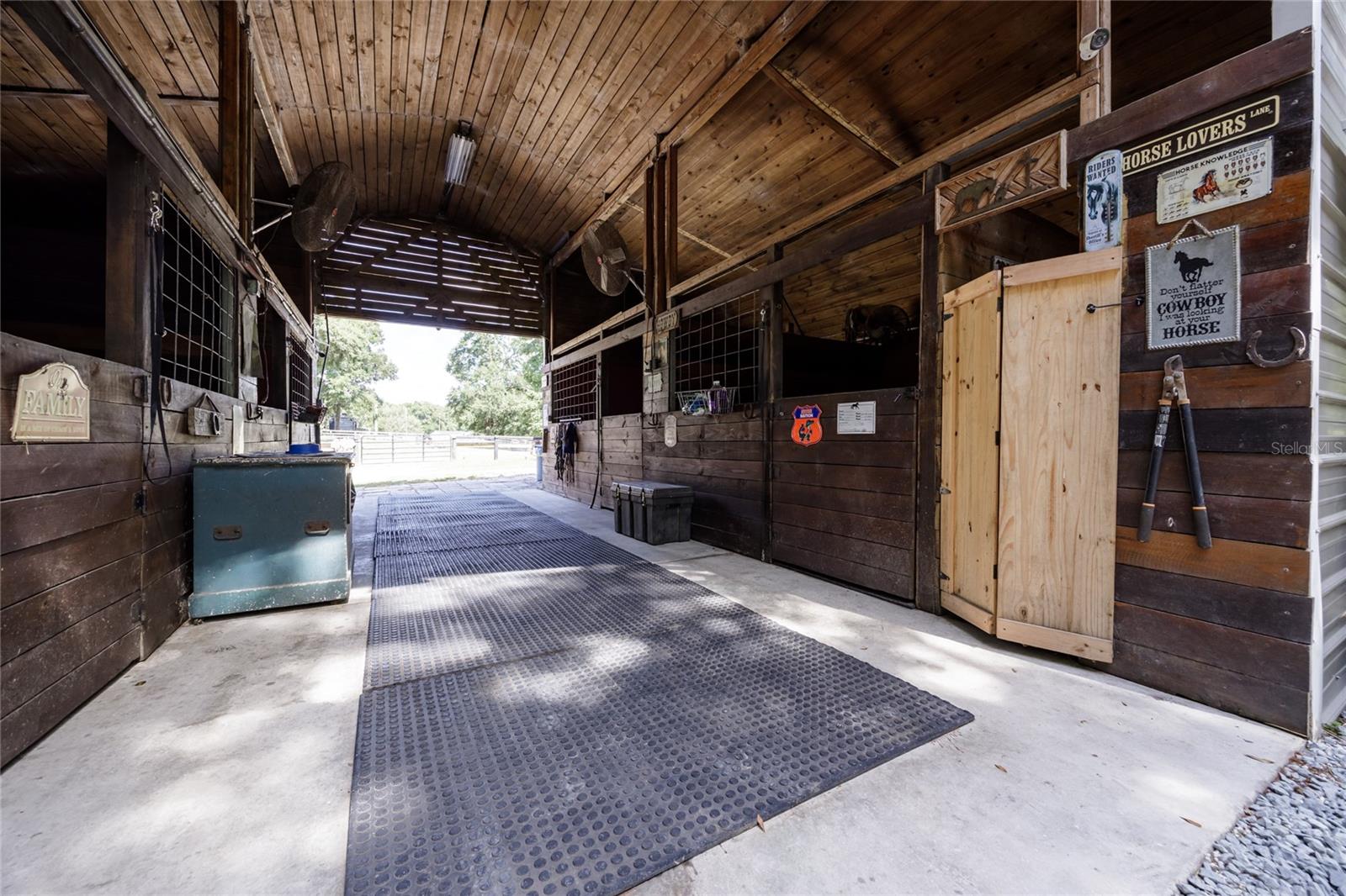 UNIVERSITY COUNTRY ESTS - Land