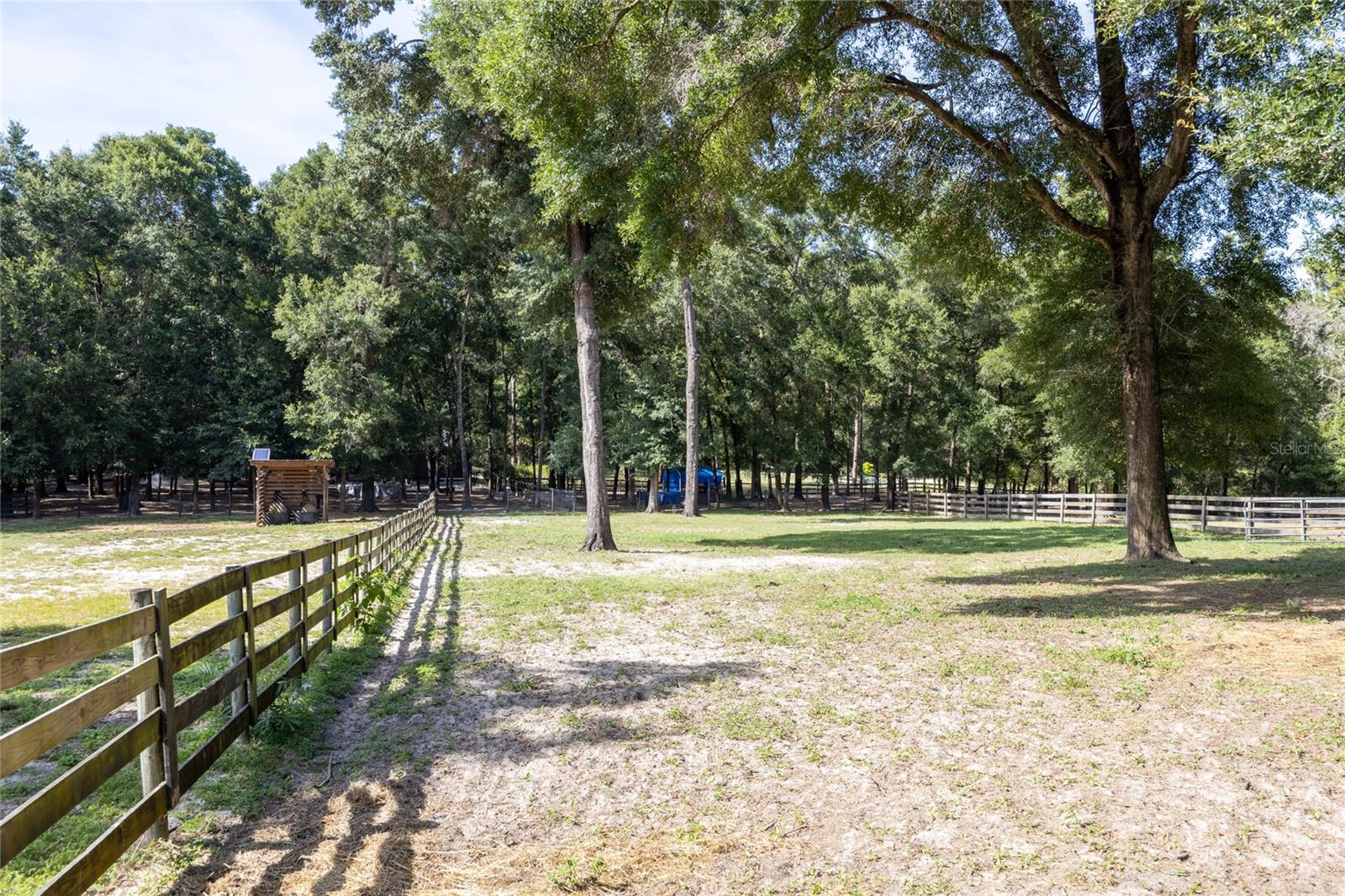 UNIVERSITY COUNTRY ESTS - Land