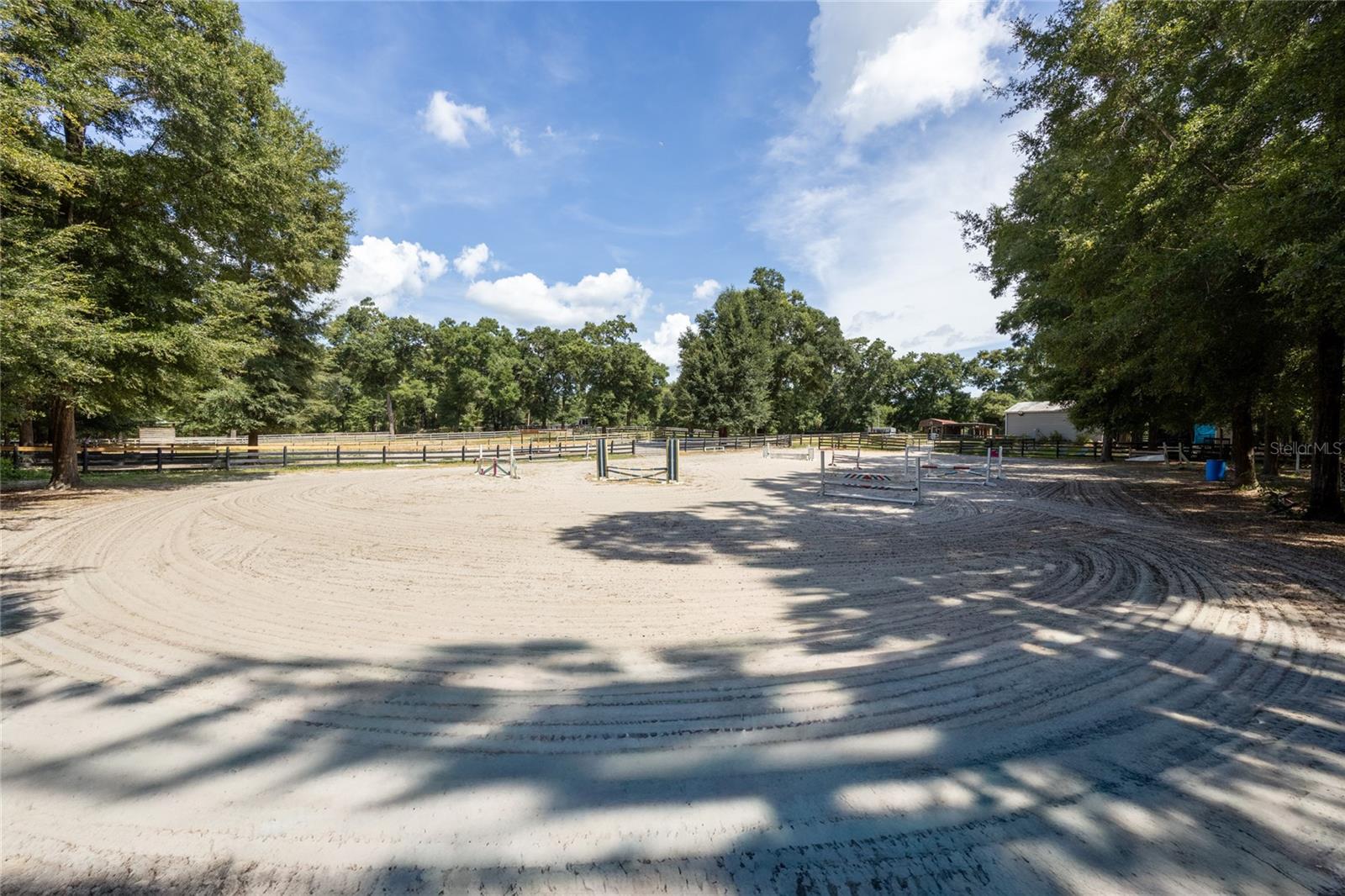 UNIVERSITY COUNTRY ESTS - Land