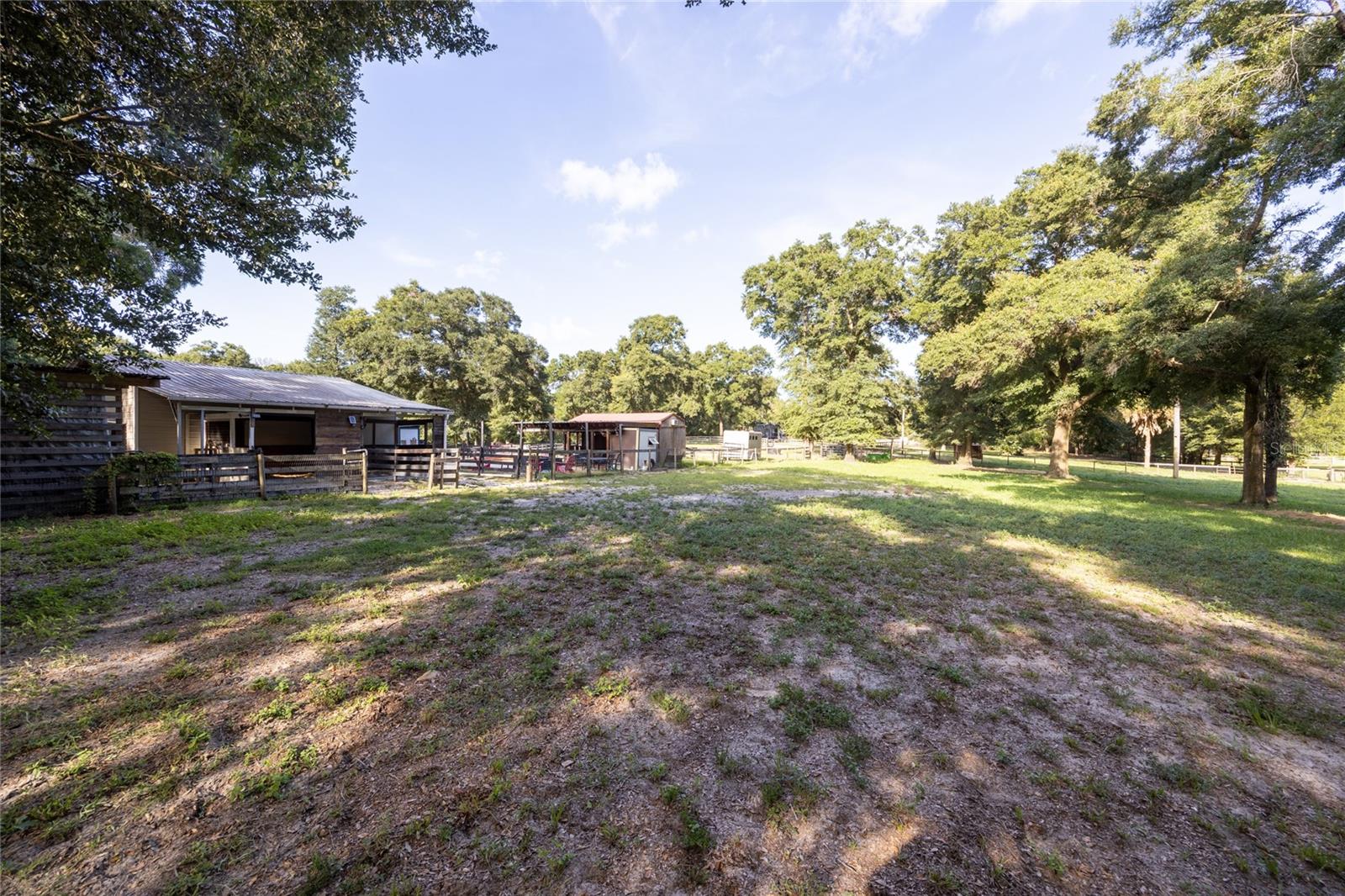 UNIVERSITY COUNTRY ESTS - Land