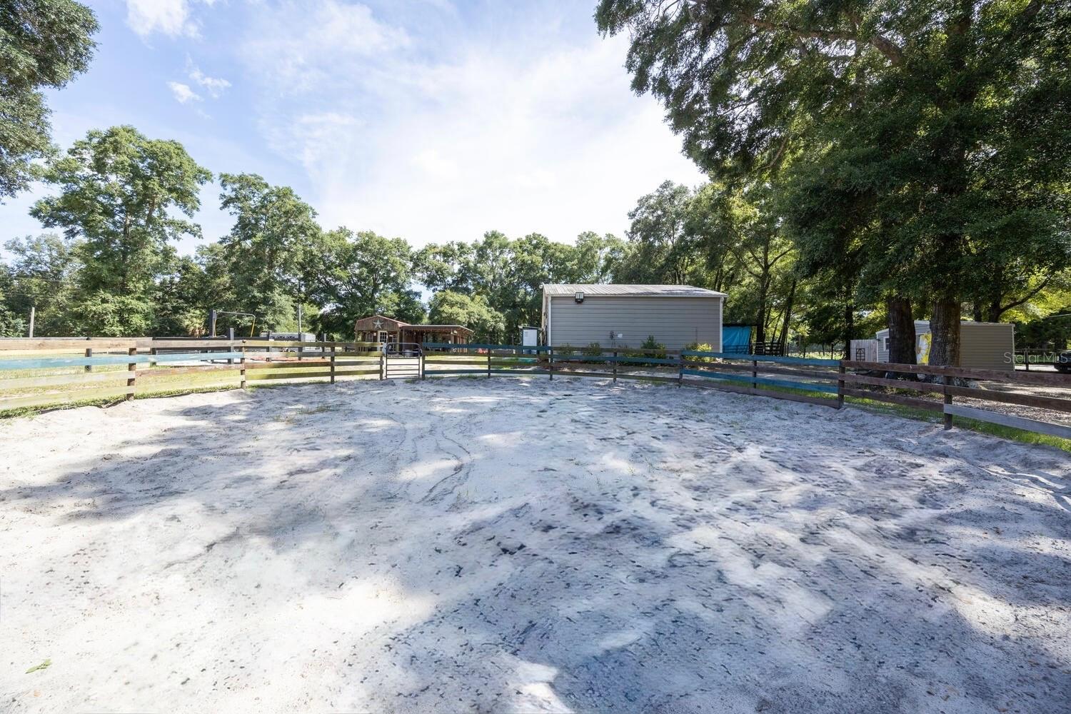 UNIVERSITY COUNTRY ESTS - Land