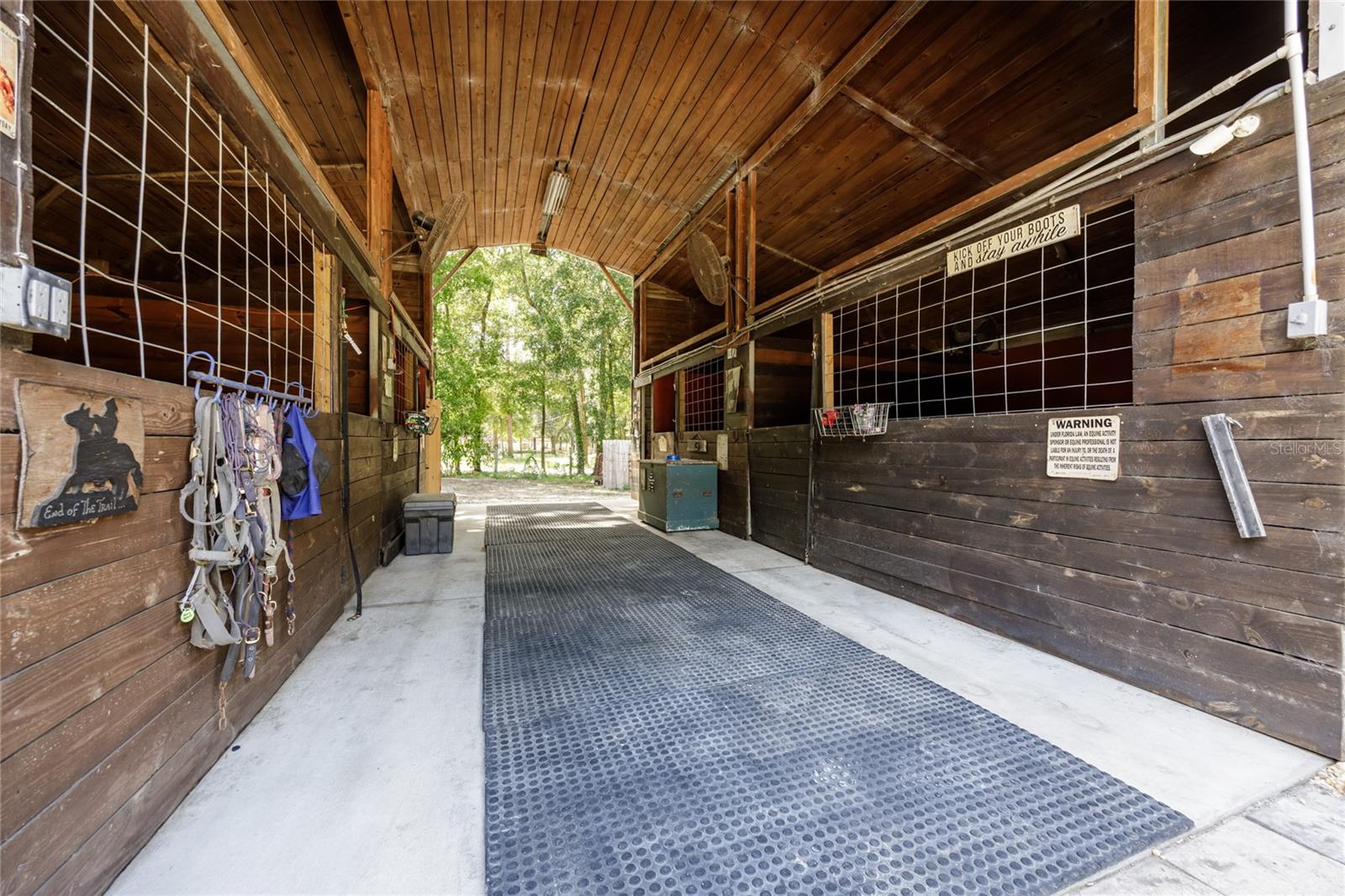 UNIVERSITY COUNTRY ESTS - Land