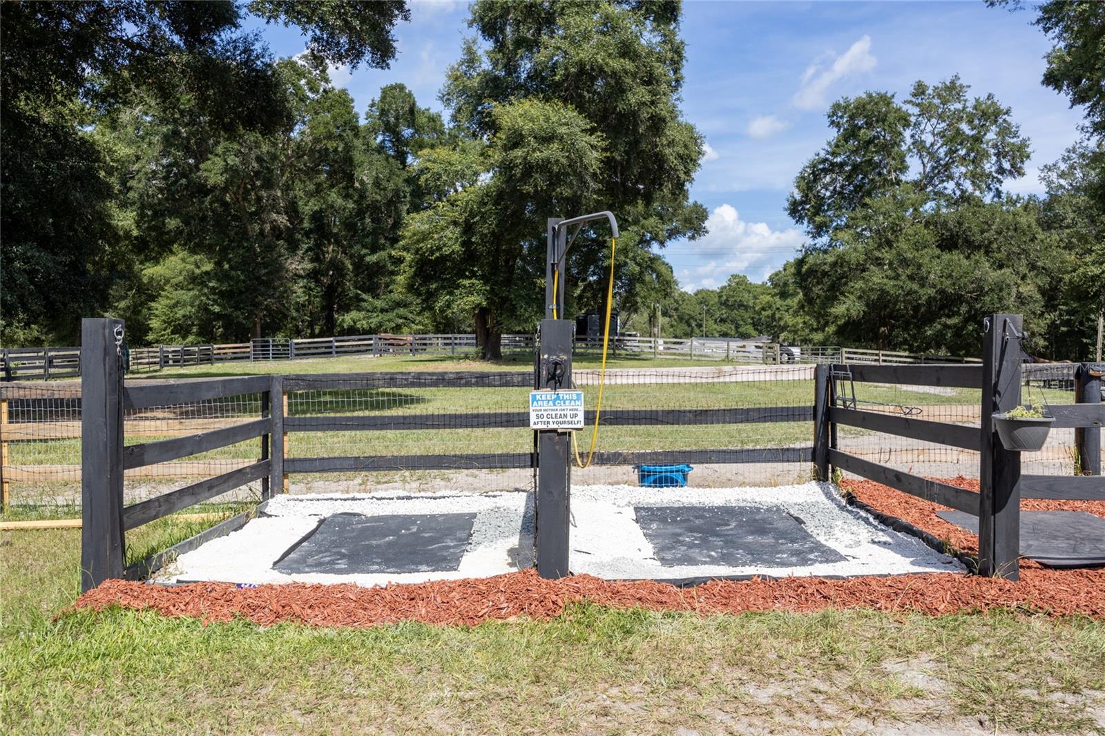 UNIVERSITY COUNTRY ESTS - Land