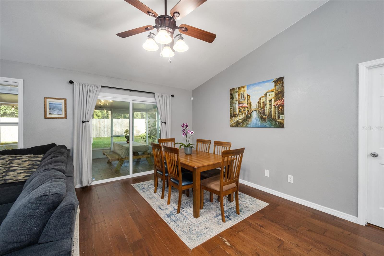 COUNTRY ESTATE - Residential